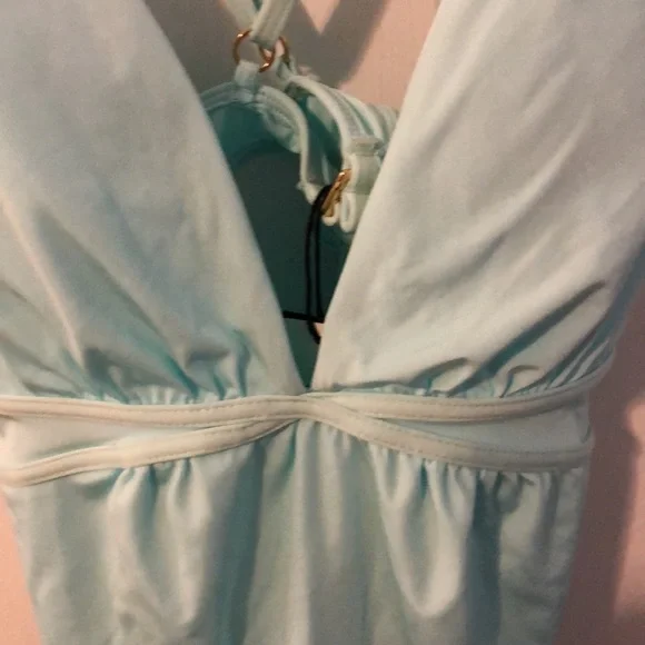 Gorgeous BCBG bathing suit - Picture 3 of 7